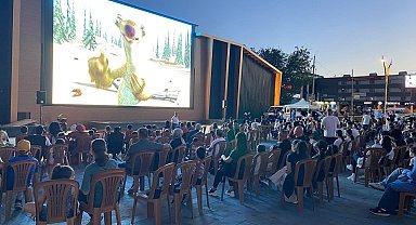 Erzincan'da dev ekranda çocuklara sinema keyfi
