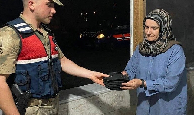 Erzincan'da İçerisinde 98.500 TL bulunan kaybolan çanta sahibine teslim edildi