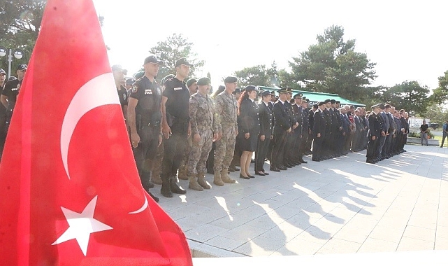 Erzincan'da şehitler dualarla yad edildi, kabirlerine karanfil bırakıldı