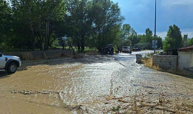 Erzincan'ın turizm beldesi Çağlayan'ı sel vurdu