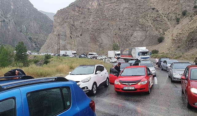 Erzurum-Artvin yolunda heyelan