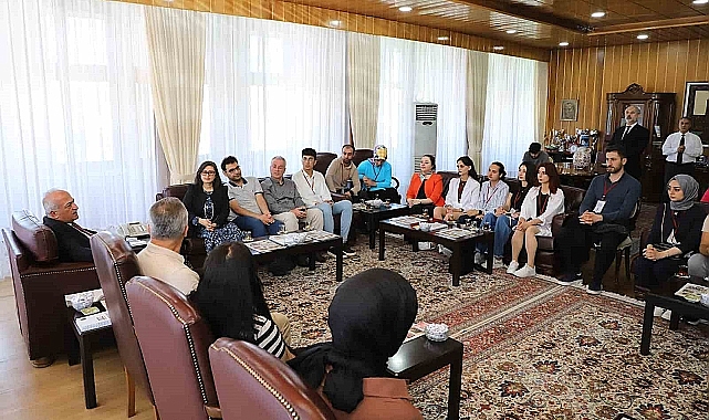 Erzurum Atatürk Üniversitesinde buluşan öğrenciler, Rektör Çomaklı'yı ziyaret etti