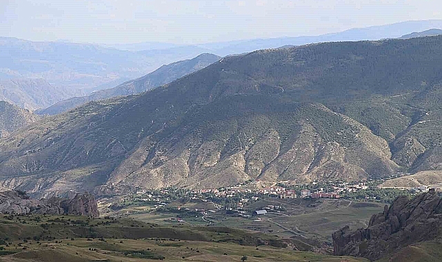 Erzurum'da sis bulutları Kivi Dağı'nda şelale görüntüsü oluşturdu