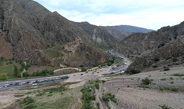 Erzurum Tortum'da heyelan: Erzurum-Artvin karayolu trafiğe kapandı