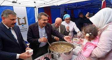 Erzurum'da aşure dağıttı Bakan Tekin
