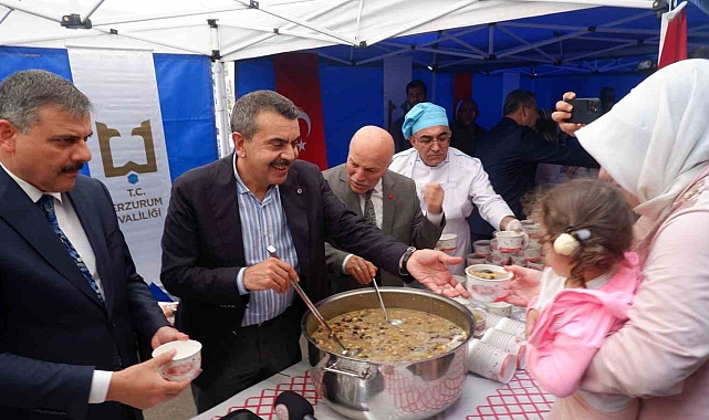 Erzurum'da aşure dağıttı Bakan Tekin