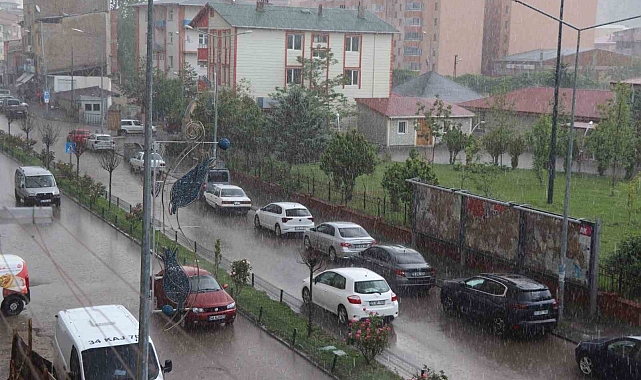 Erzurum'da sağanak yağış sele yol açtı