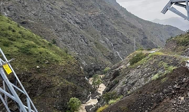 Erzurum'da sel nedeniyle yol çöktü
