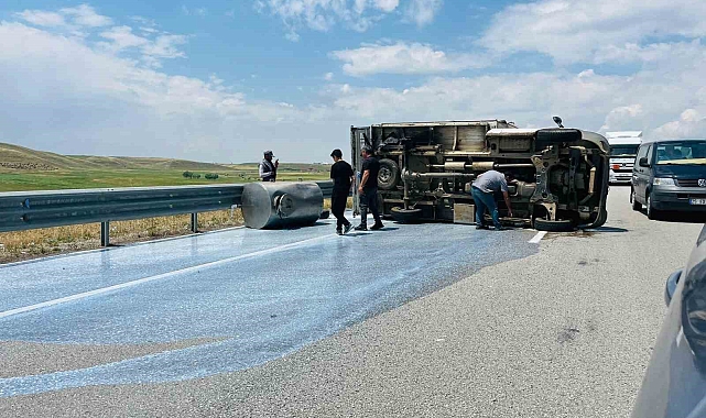 Erzurum'da süt toplama aracı kaza yaptı, yüzlerce litre süt yola döküldü