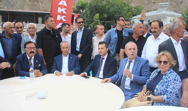 Festival tadında düğün Eski vekilden oğluna