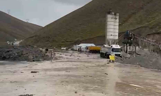 Güzeldere geçidinde onlarca araç selde mahsur kaldı