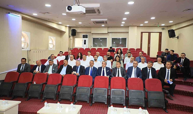 Hakkari Valisi Ali Çelik 6 saat muhtarların sorunlarını dinledi