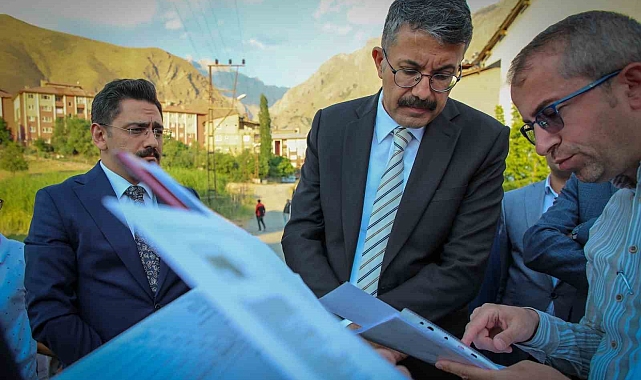 Hakkari Valisi Ali Çelik hastane inşaatından incelemelerde bulundu