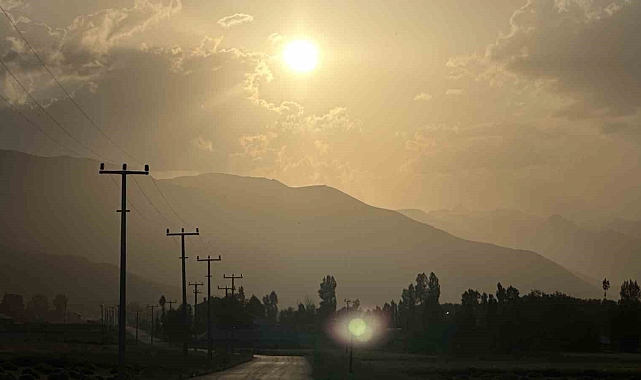 Hakkari'de dağlar toz bulutunda kayboldu
