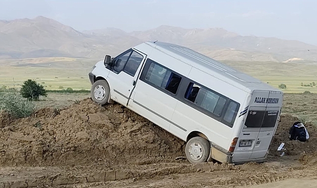 Hakkari'de işçileri taşıyan minibüs kaza yaptı: 5 yaralı