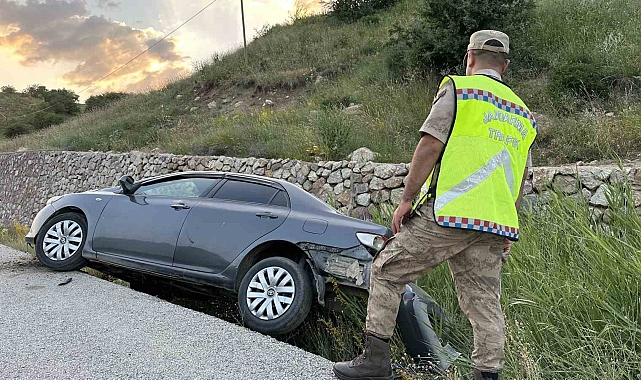 Hakkari'de kontrolden çıkan otomobil şarampole yuvarlandı: 4 yaralı