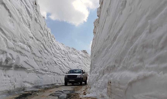 Hakkari'de Temmuz ayında 8 metrelik karda yol açma çalışması