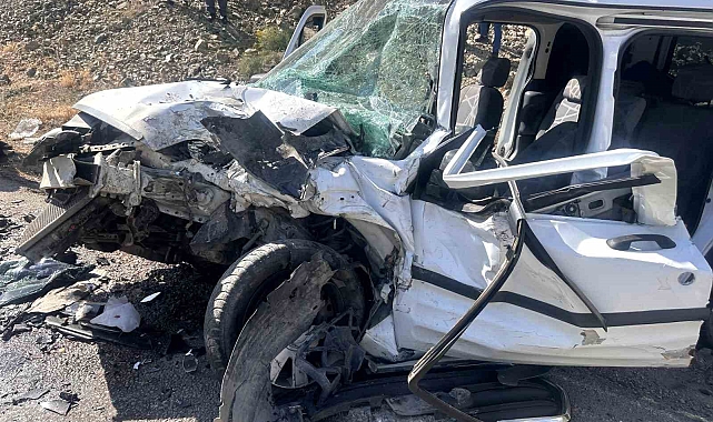 Hakkari'de yolcu minibüsü ile hafif ticari araç kafa kafaya çarpıştı: 2'si ağır 7 yaralı
