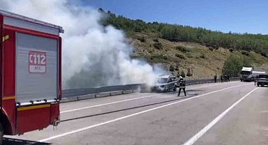 Hareket Halindeki Araç Alev Aldı