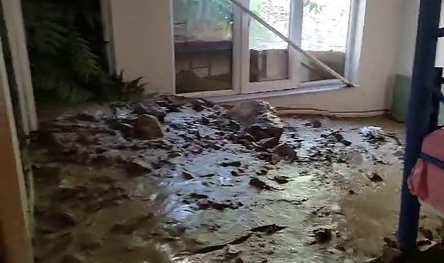 Heyelan nedeniyle bazı evler toprak ve kaya parçaları ile doldu