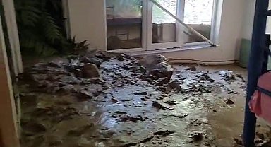 Heyelan nedeniyle bazı evler toprak ve kaya parçaları ile doldu