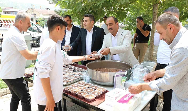Hizan Kaymakamı Özçelik, Muharrem ayı dolayısıyla vatandaşlara aşure dağıttı