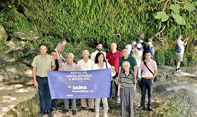 Huzurevi sakinleriyle doğada yürüdüler