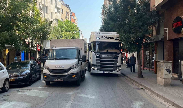 İkinci şeride park edilen kamyonet trafiği kilitledi