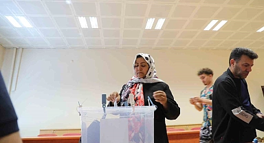 İranlı seçmenler ikinci tur seçimleri için oy kullandı Van'da