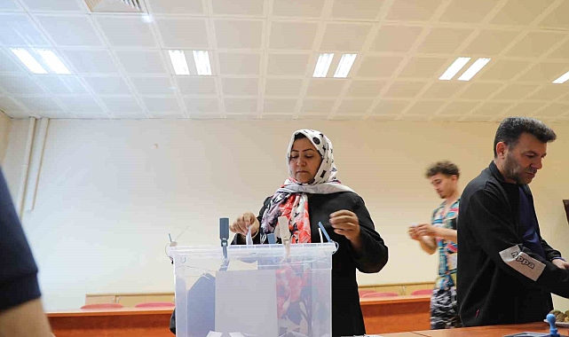 İranlı seçmenler ikinci tur seçimleri için oy kullandı Van'da