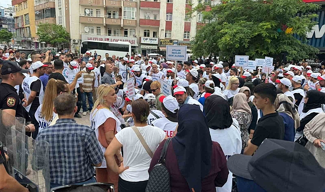 İşten çıkarılan 204 belediye personelinden oturma eylemi