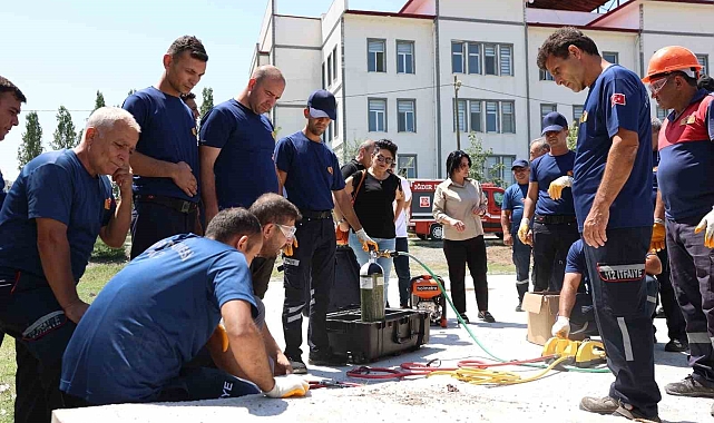 İtfaiye personeline arama kurtarma eğitimi verdi AFAD'tan