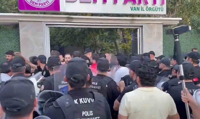 İzinsiz gösterisine polis müdahalesi DEM Partililerin