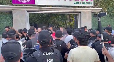İzinsiz gösterisine polis müdahalesi DEM Partililerin