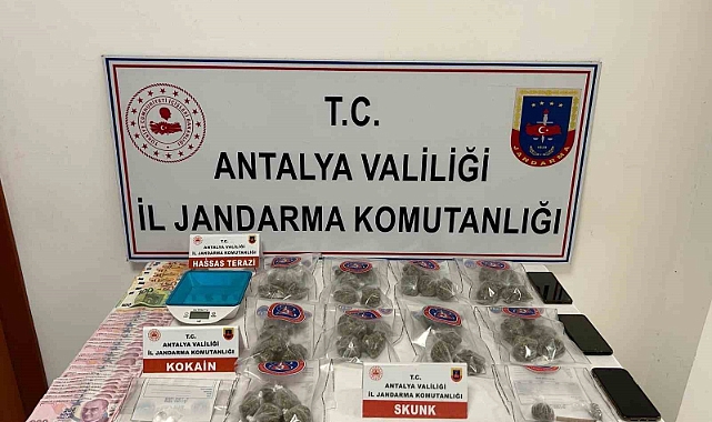 Jandarmanın nereden geldiğini anlayamadılar: Zehir tacirlerine baskın dron kamerasında