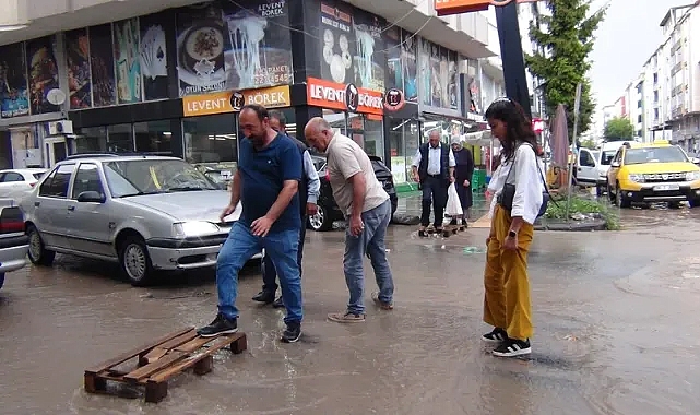 Kars'ta şiddetli yağış sonrası cadde ve sokaklar göle döndü
