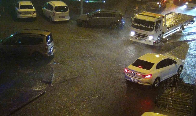 Kars'ı yağmur vurdu, caddeler göle döndü