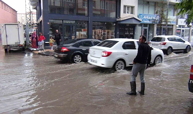 Kars'ta caddeler göle döndü
