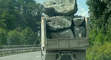 Kaya yüklü kamyonlar sürücüleri korkutuyor