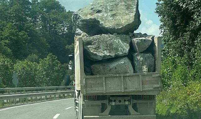 Kaya yüklü kamyonlar sürücüleri korkutuyor