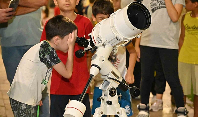 Kepezli çocuklar uzayı gözlemliyor