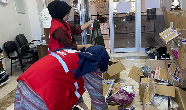 Kızılay Ağrı'da üniversite öğrencilerine ücretsiz giyim