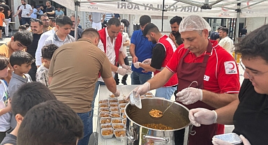 Kızılay Ağrı Şubesi 3 bin 500 kişiye aşure dağıttı