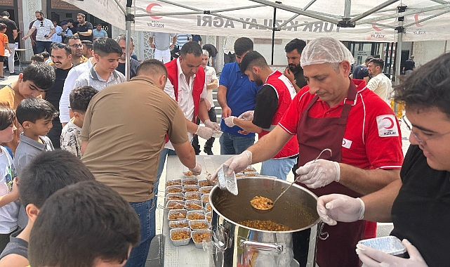 Kızılay Ağrı Şubesi 3 bin 500 kişiye aşure dağıttı
