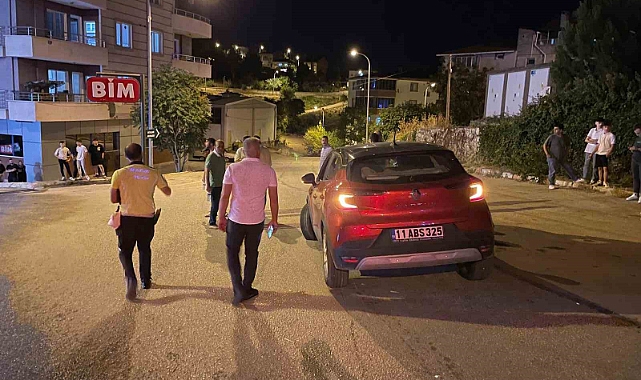 Kontrolden çıkan araç kaldırımda yürüyen yayanın ayağını ezdi