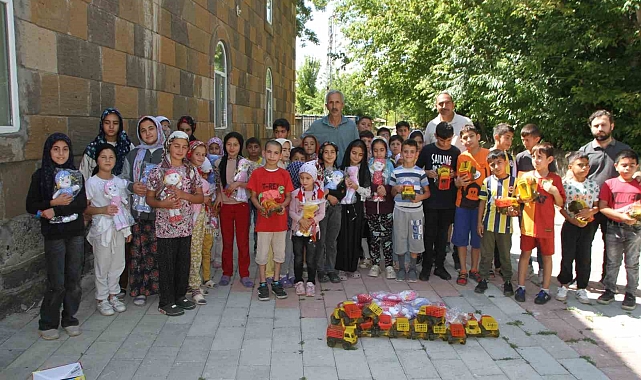 Mahalle muhtarından Kur'an kursu öğrencilerine oyuncak sürprizi