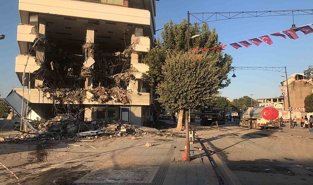 Malatya'da yıkımı yapılan bina saniyeler içinde yerle bir oldu