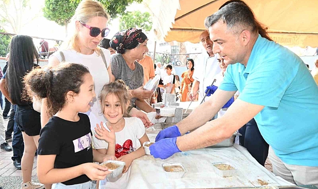 Manavgat Belediyesi 5 bin kase aşure dağıttı