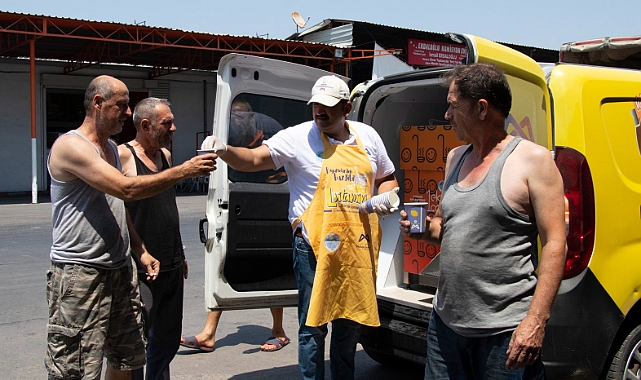 Mersin’de sıcak havada vatandaşlara limonata ikramı