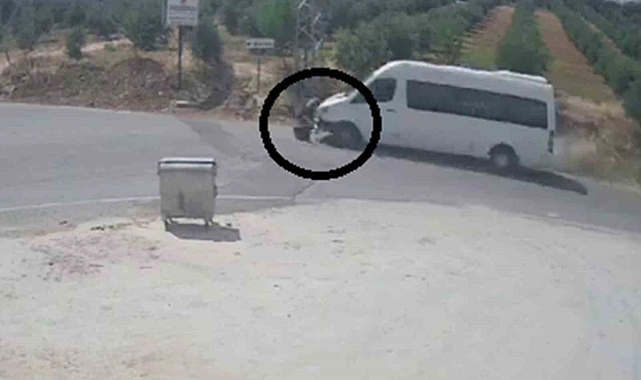 Minibüsle kafa kafaya çarpışan motosikletlinin metrelerce savrulduğu anlar kamerada